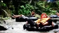 Wisata river tubing di kaki Gunung Raung dijamin memicu adrenalin.