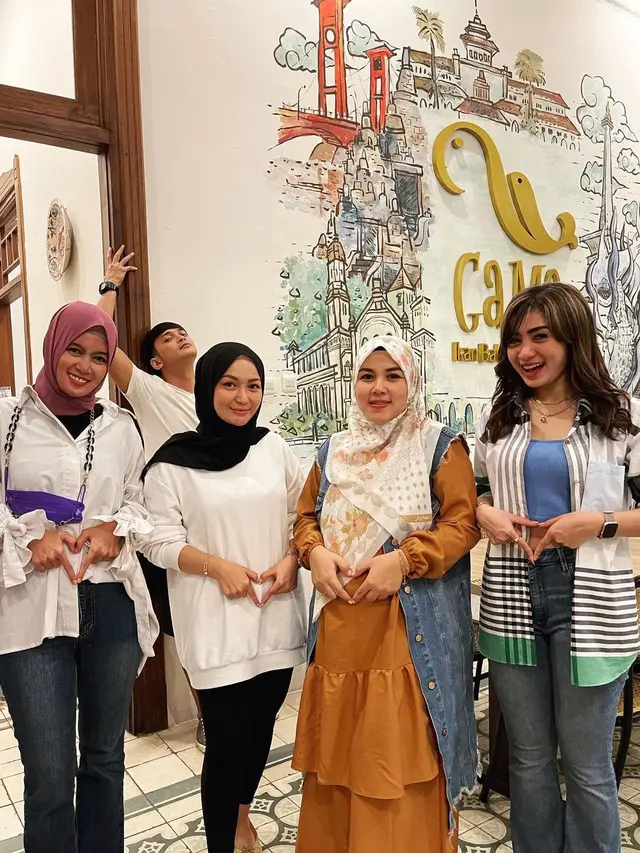Imel Putri Cahyati, Lisda Oktaviani, Nada Asmaya, Ratu Annisa dan Reiner Manopo (Foto: Instagram/@reinermanopo)