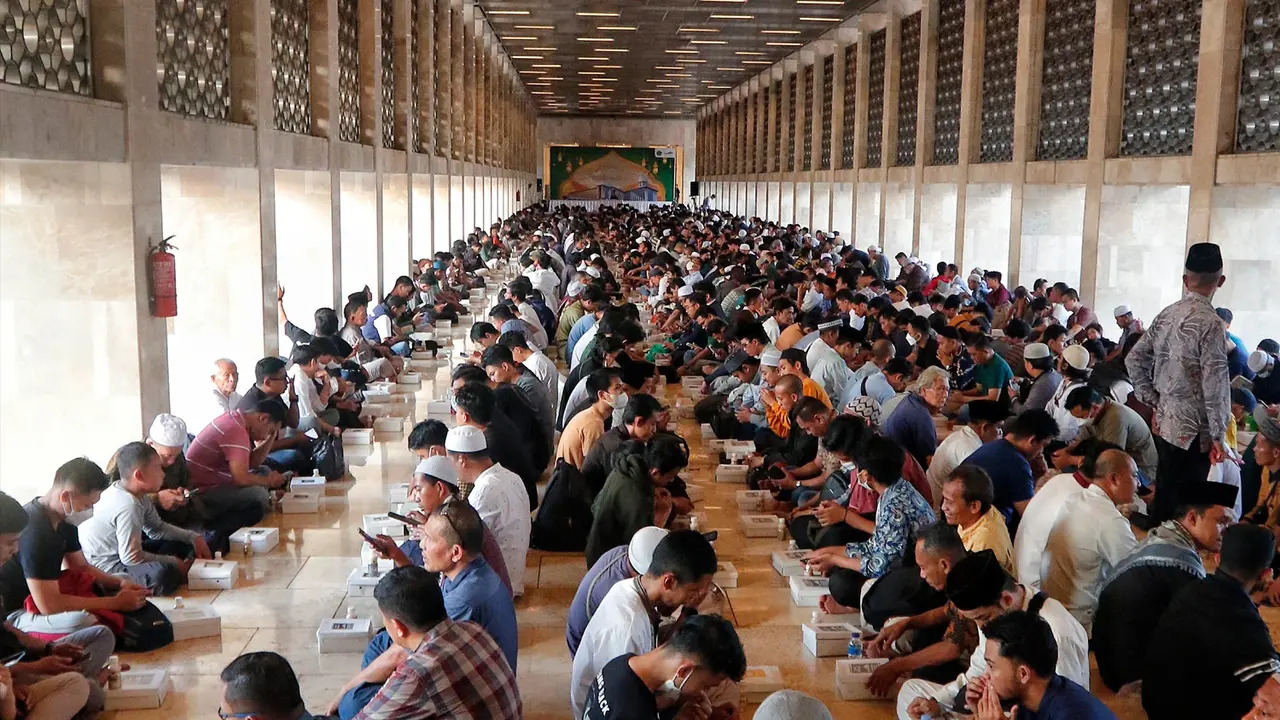 Melihat Kebersamaan Umat Muslim Berbuka Puasa Ramadhan di Masjid Istiqlal