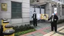 Massa mengenakan pelindung wajah dan masker saat menggelar aksi di depan Kedubes Korea Selatan di Jakarta, Kamis (25/6/2020). Dalam aksinya, mereka meminta Korsel membatalkan rencana pendanan untuk proyek PLTU Jawa 9 dan 10 di Banten yang dinilai merusak lingkungan. (Liputan6.com/Faizal Fanani)