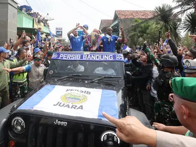 Pemain Persib Bandung, Marc Klok, Victor Igbonefo dan pelatih Bojan Hodak, akhirnya tiba di rumah Bos Persib Bandung, Umuh Muchtar di Tanjungsari, Sumedang, Sabtu (2/6/2024). (Bola.com/M Iqbal Ichsan)