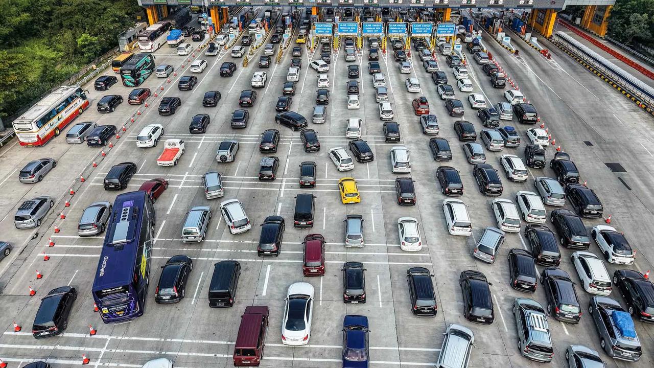 FOTO: Kemacetan Mengular di Gerbang Tol Cikampek Jelang Puncak Arus  Mudik Lebaran 2026