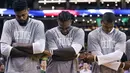 Para pemain Boston Celtics,  Amir Johnson, Jae Crowder, Gerald Green berpegangan tangan saat lagu kebangsaan dikumandangkan sebelum melawan Brooklyn Nets pada laga NBA preseason basketball game, Boston, Selasa (18/10/2016) WIB. (AP/Charles Krupa)