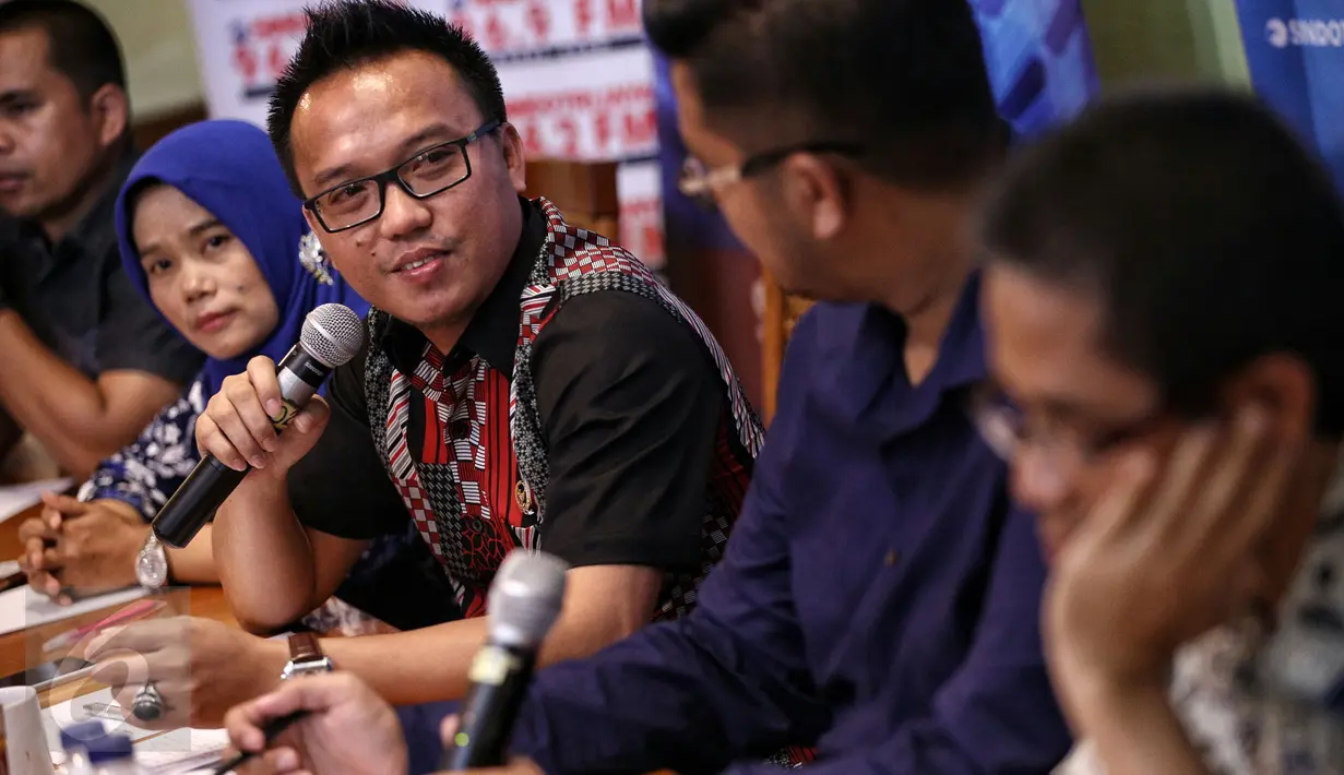 Anggota DPR Komisi XI Yandri Susanto menjadi pembicara dalam diskusi bertema "Mengejar Takdir Tenaga Honorer" di Cikini, Jakarta, Sabtu (13/2). Dalam diskusi tersebut hadir pula mantan MenPANRB Azwar Abubakar. (Liputan6.com/Faizal Fanani)