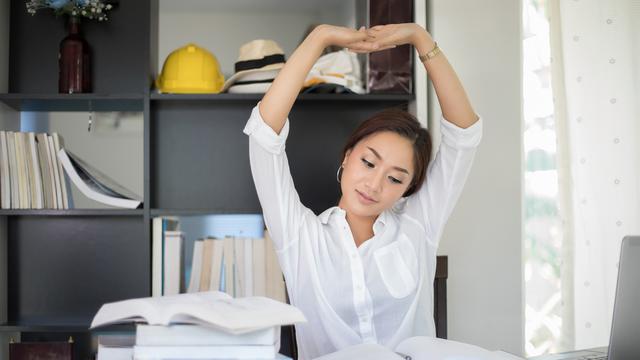 Perbaiki cara duduk agar kembali semangat kerja (iStockphoto)