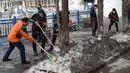 Petugas dan warga membersihkan salju di Urumqi, Daerah Otonomi Xinjiang, China barat laut, Rabu (4/3/2020). Urumqi mengampanyekan sanitasi di seluruh kota guna mencegah penyebaran virus corona (COVID-19). (Xinhua/Ding Lei)