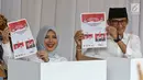 Calon Wakil Presiden nomor urut 02 Sandiaga Uno bersama istri Nur Asia Uno (kiri) menunjukan surat suara sebelum mencoblosnya di TPS 002 Selong, Kebayoran Baru, Jakarta Selatan, Rabu (17/4). Sandiaga Uno dan Nur Asia menggunakan hak pilihnya dalam Pemilu 2019. (Liputan6.com/Johan Tallo)
