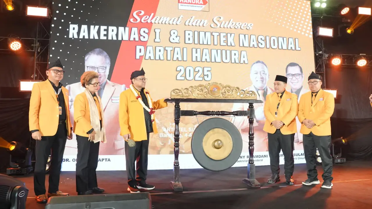 Ketua Umum (Ketum) DPP Hanura Oesman Sapta (Oso) membuka Rapat Kerja Nasional (Rakernas) I dan Bimbingan Teknis (Bimtek) di Bandung, Jawa Barat (Jabar).