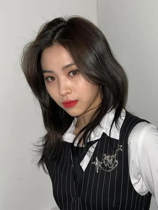 Main rapper, lead dancer dan sub vocalist, Ryujin Itzy menempati peringkat pertama sebagai idol kpop wanita yang memiliki paras cantik dan tampan sekaligus. Bukan tanpa sebab, dalam setiap penampilan panggungnya, Ryujin aura kuat dengan karisma yang tak terbantahkan. (Instagram/itzy.all.in.us).