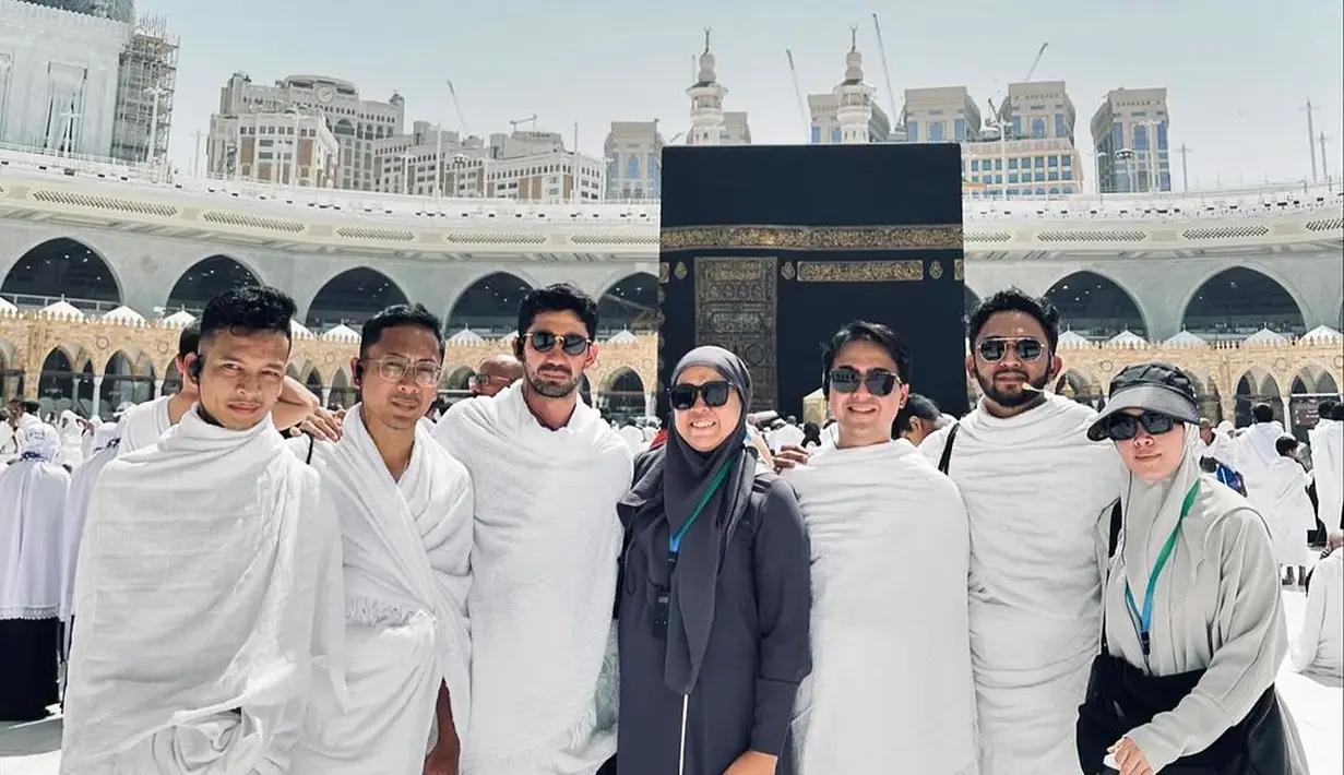 Reza Rahadian mengenakan baju ihram berwarna putih dan sunglasses. [Foto: Instagram/alfiealfandy]