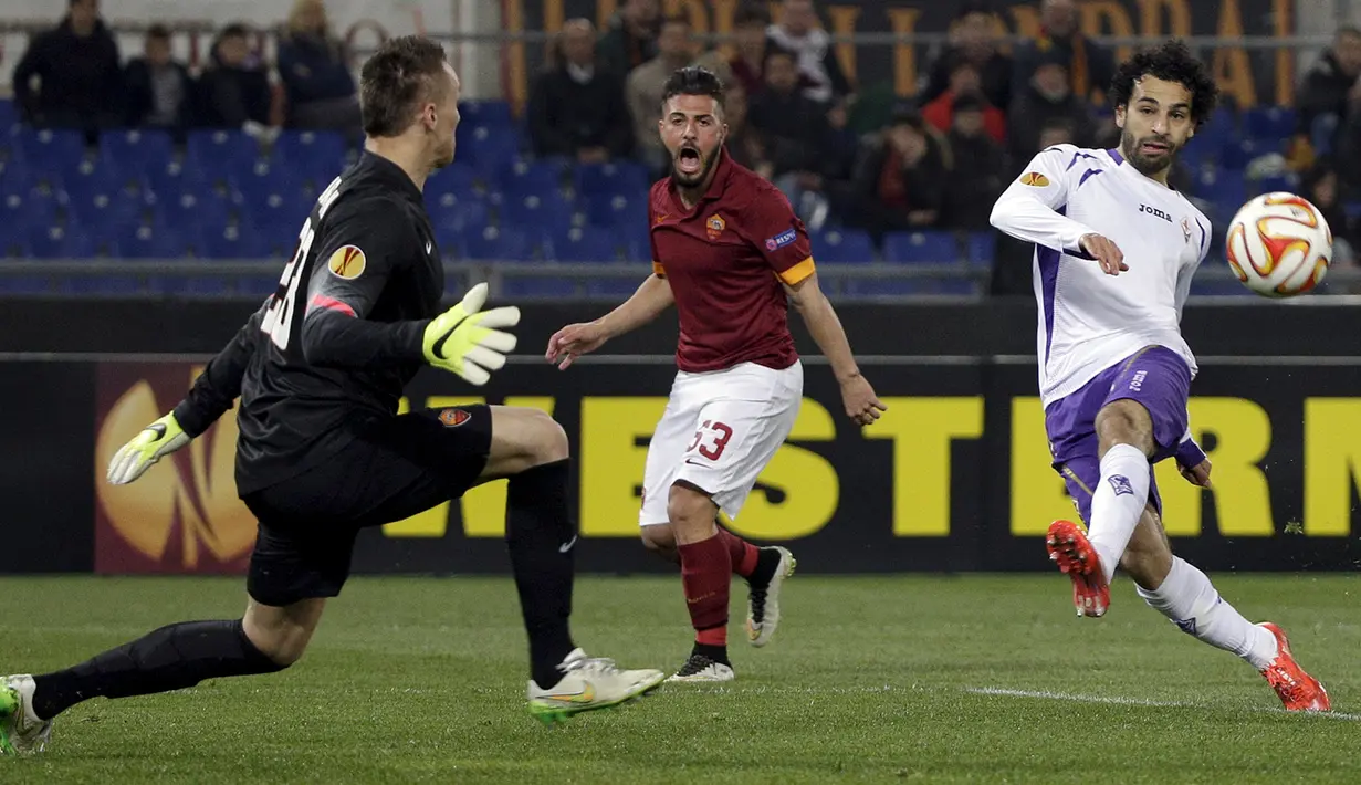 Gelandang Fiorentina, Mohamed Salah (kanan) mencoba melakukan tendangan ke gawang Łukasz Skorupski pada leg kedua 16 besar Liga Europa di Stadio Olimpico, Roma, Italy (19/3/2015). AS Roma Kalah 0-3 atas Fiorentina. ( AFP PHOTO/Max Rossi)