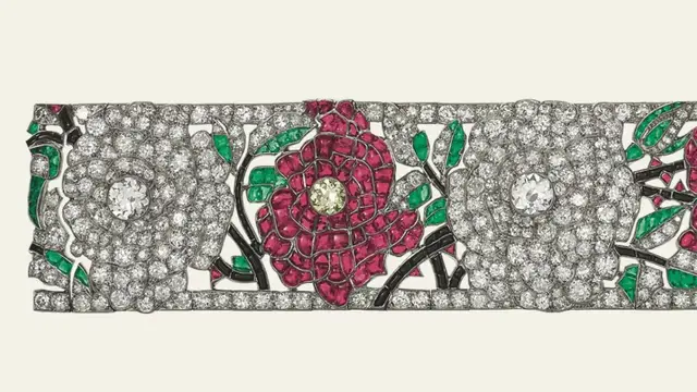 Salah satu koleksi perhiasan gelang dari Van Cleef & Arpels, brand favorit Ratu Camilla