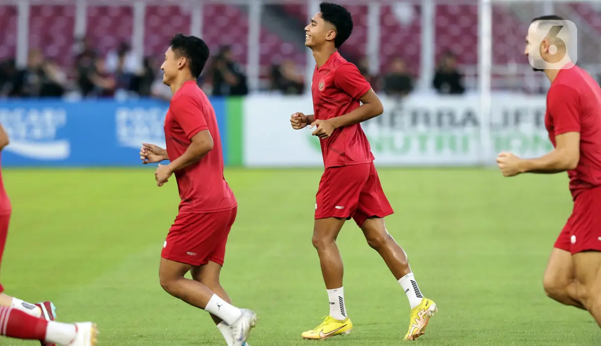 Pemain timnas Indonesia, Marselino Ferdinan (tengah) saat sesi latihan resmi jelang laga kandang semifinal Piala AFF 2022 melawan Vietnam di Stadion Utama Gelora Bung Karno, Jakarta, Kamis (5/1/2023). Timnas Indonesia akan melakoni leg pertama semifinal Piala AFF 2022 melawan Vietnam, Jumat (6/1). (Liputan6.com/Helmi Fithriansyah)