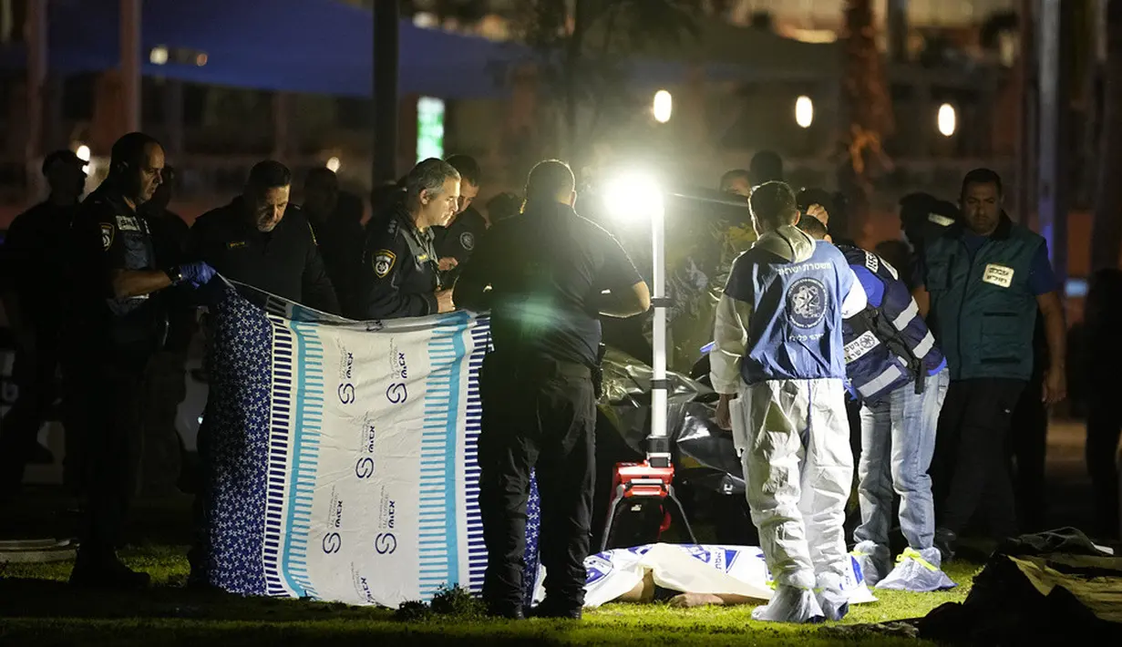 <p>Polisi menganggap insiden mobil seruduk rombongan turis di Tel Aviv sebagai serangan teror terhadap warga sipil. (AP Photo/Ariel Schalit)</p>