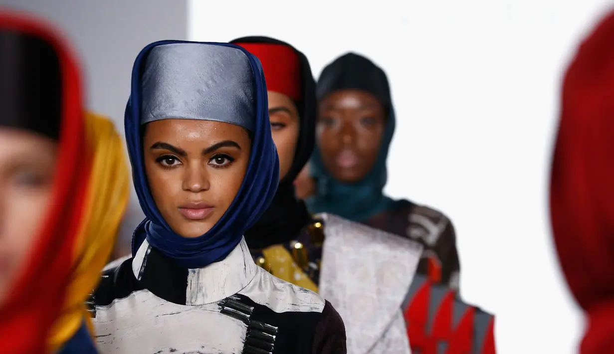  Sejumlah model membawakan busana terbaru rancangan desainer asal Indonesia, Dian Pelangi selama New York Fashion Week 2017 di The Dream Downtown Hotel, New York, AS (7/9). (Brian Ach/Getty Images for Indonesian Diversity/AFP)