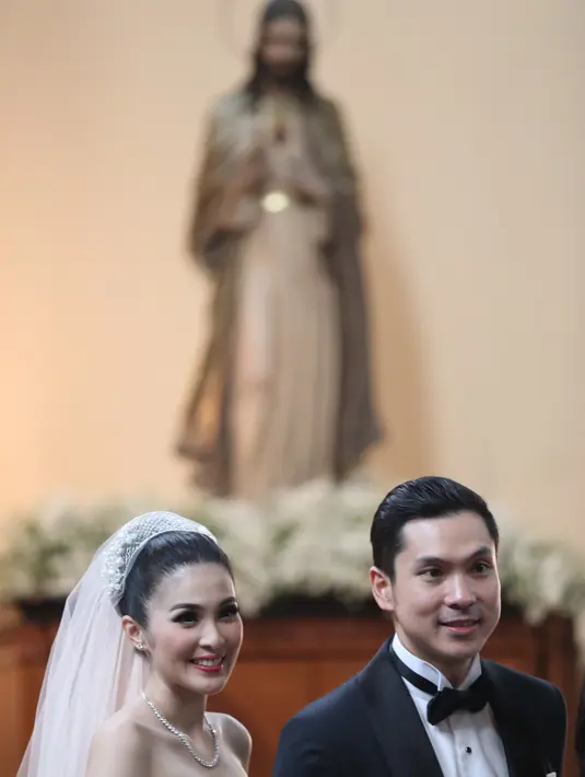 Nuansa mewah begitu terlihat dari pernikahan Sandra Dewi dengan pengusaha tambang tersebut. Tiga tahun pemeran dalam sinetron Langit dan Bumi itu menyembunyikan sang kekasih. (Nurwahyunan/Bintang.com)