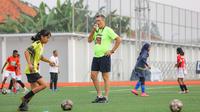 Timo Scheunemann menyuguhkan sejumlah program pelatihan muai dari lari, bola pantul, passing, overlapping, one-two, stretching, ice bath, free kick, hingga pengetahuan seputar sistem pertandingan. (Liputan6.com/ist)