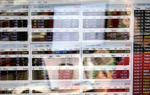 Pekerja mengamati pergerakan Indeks Harga Saham Gabungan (IHSG) di salah satu perusahaan Sekuritas, Jakarta, Rabu (14/11).  Indeks Harga Saham Gabungan (IHSG) berhasil bertahan di zona hijau pada penutupan perdagangan hari ini. (Liputan6.com/Angga Yuniar)