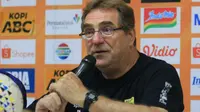Pelatih Persib Bandung, Robert Alberts. (Bola.com/Erwin Snaz)