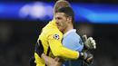 Pemain Manchester City, Martin Demichelis (kanan) dan rekannya Joe Hart berpelukan usai bermain imbang melawan Dynamo Kiev pada leg kedua babak 16 besar Liga Champions di Stadion Etihad, Rabu (16/3/2016) dini hari WIB. (Reuters/Jason Cairnduff).