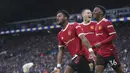 Gelandang Manchester United, Fred (kiri) berselebrasi setelah mencetak gol ke gawang Leeds United pada pertandingan lanjutan Liga Inggris di Stadion Elland Road di Leeds, Inggris, Minggu (20/2/2022). MU menang atas Leeds United 4-2. (AP Photo/Jon Super)