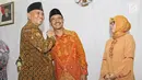 Ketua KPK, Agus Rahardjo berjabat tangan dengan Direktur Penuntutan Supardi usai pelantikan di gedung KPK, Jumat (6/4). Supardi yang sebelumnya menjabat Plt direktur penuntutan diangkat menjadi direktur penuntutan definitif. (Liputan6.com/Herman Zakharia)