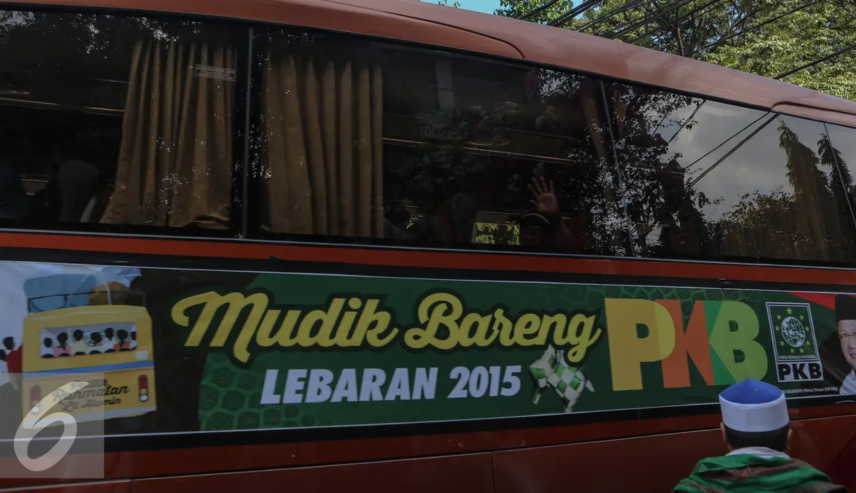 Penampakan bus mudik gratis PKB, Jakarta, Selasa (13/7/2015). Sebanyak 30 bus dipersiapkan untuk membawa 1.500 pemudik dengan tujuan kota-kota besar di Jawa Tengah dan Jawa Timur. (Liputan6.com/Faizal Fanani)
