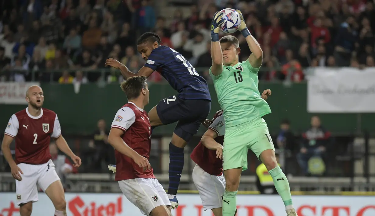 Penjaga gawang Austria Patrick Pentz melakukan penyelamatan saat bertanding melawan Prancis pada pertandingan grup A1 UEFA Nations League di Stadion Ernst Happel di Wina, Austria, Sabtu (11/6/2022). Prancis berada di dasar klasemen dengan 2 poin, sementara Austria di urutan kedua dengan 4 poin. (AP Photo/Michael Gruber)