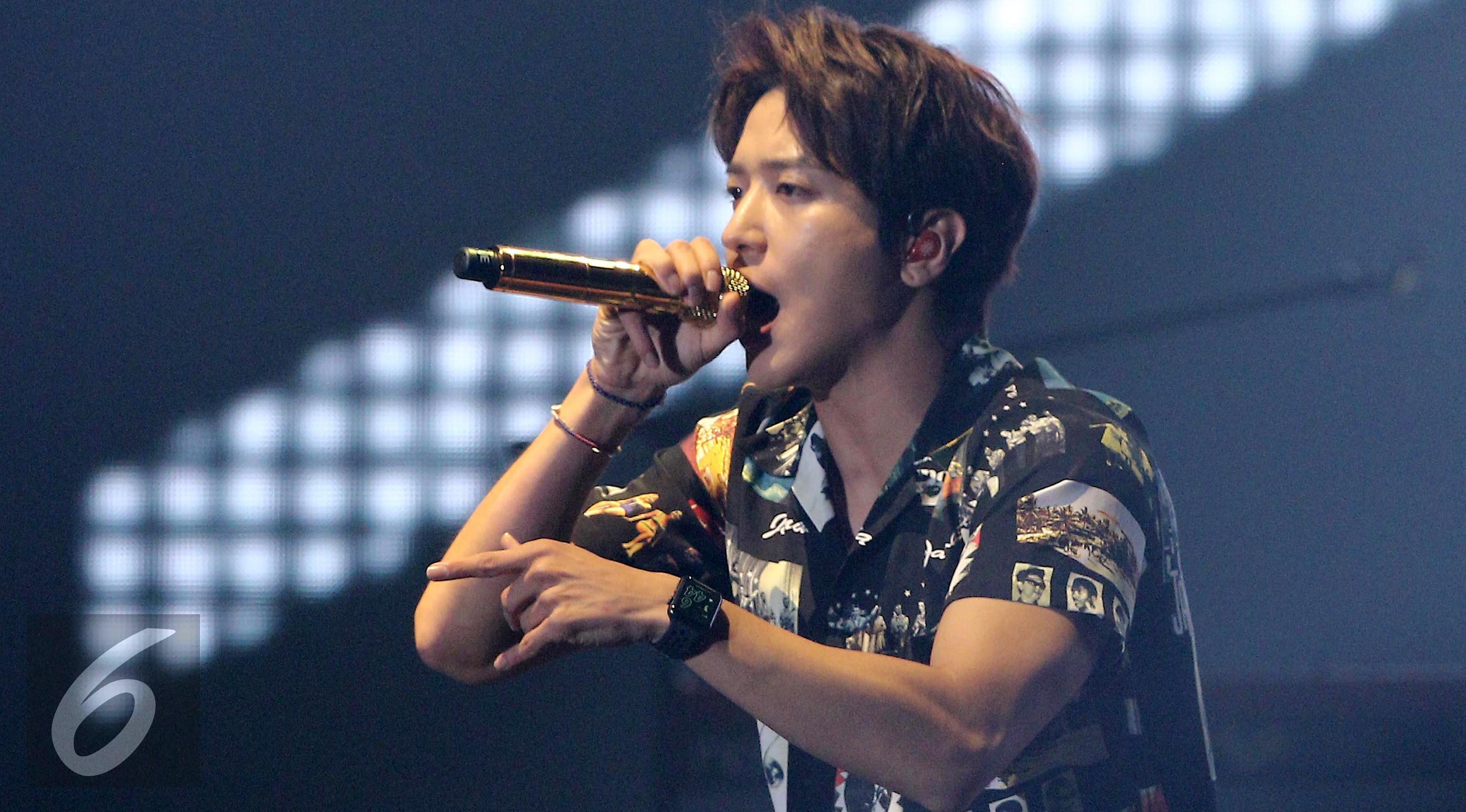 Vokalis CNBLUE, Jung Yong Hwa saat tampil di konser bertajuk Between Us di ICE BSD Tangerang, Sabtu (15/7/2017) malam. (Herman Zakharia/Liputan6.com)