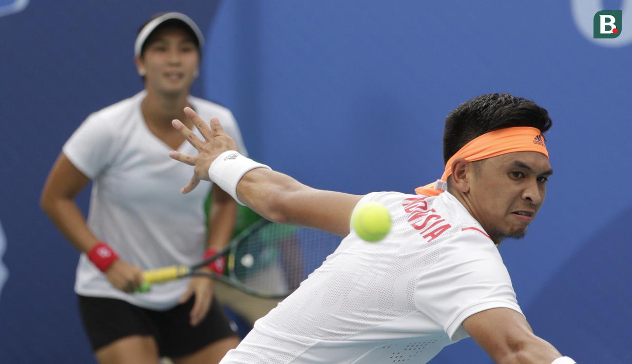 Ganda campuran, Christopher Rungkat, mengembalikan bola saat melawan wakil Thailand pada laga final SEA Games 2019 di Rizal Memorial Sports Complex, Sabtu (7/12). Indonesia menang dengan skor 4-6, 6-4 dan 10-8. (Bola.com/M Iqbal Ichsan)