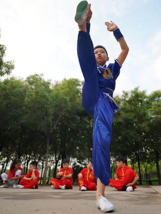 Anak-anak mempelajari seni bela diri selama liburan musim panas di Shahe, Provinsi Hebei, China utara, pada 9 Agustus 2020. (Xinhua/Mou Yu)