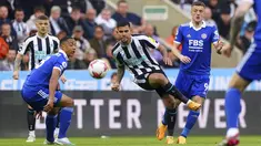Gelandang Newcastle United Bruno Guimaraes (tengah) berebut bola dengan pemain Leicester City Jamie Vardy dan Youri Tielemans dalam laga pekan ke-37 Premier League 2022-2023 di St. James 'Park, Selasa (23/5/2023). (Owen Humphreys/PA via AP)