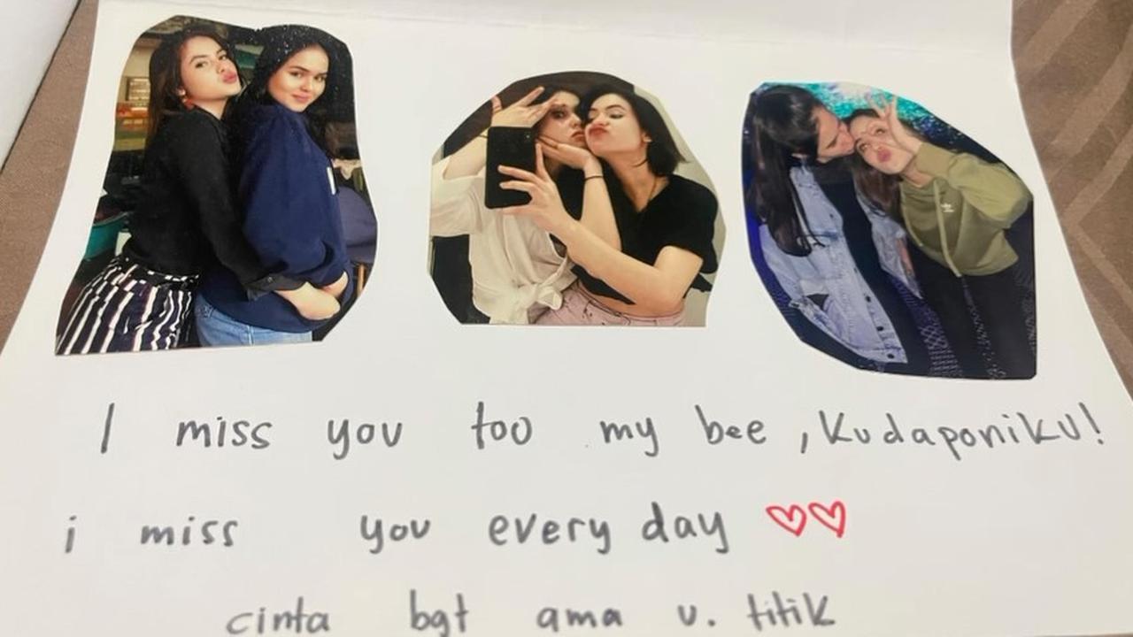 Jika Steffi yang dipanggil Laura dengan Bee merindukannya, ia bisa membuka kartu ini yang bertuliskan 'I miss you too my bee' lengkap dengan foto kebersamaan mereka.<br>
