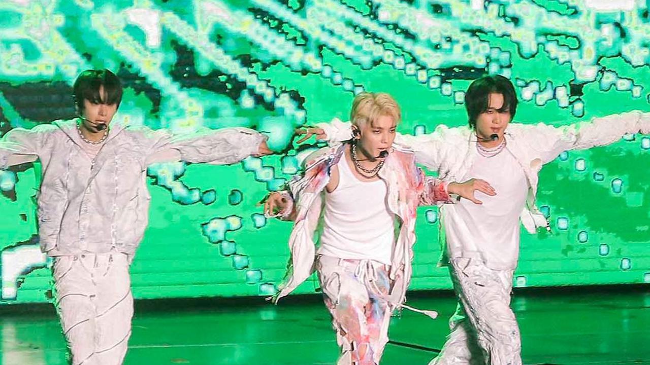Dalam penampilannya pada hari pertama ini NCT 127 membawakan sebanyak 27 lagu hits mereka.