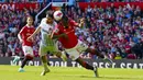 Pemain Manchester United, Casemiro, duel udara dengan pemain Wolverhampton Wanderers, Raul Jimenez, pada laga pekan ke-36 Premier League di Old Trafford, Sabtu (13/5/2023). MU menang dengan skor 2-0. (AP Photo/Jon Super)