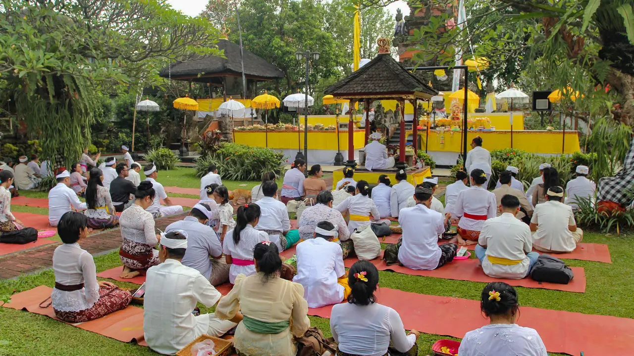 Khidmat Umat Hindu Rayakan Hari Galungan di Pura Amerta Jati Cinere