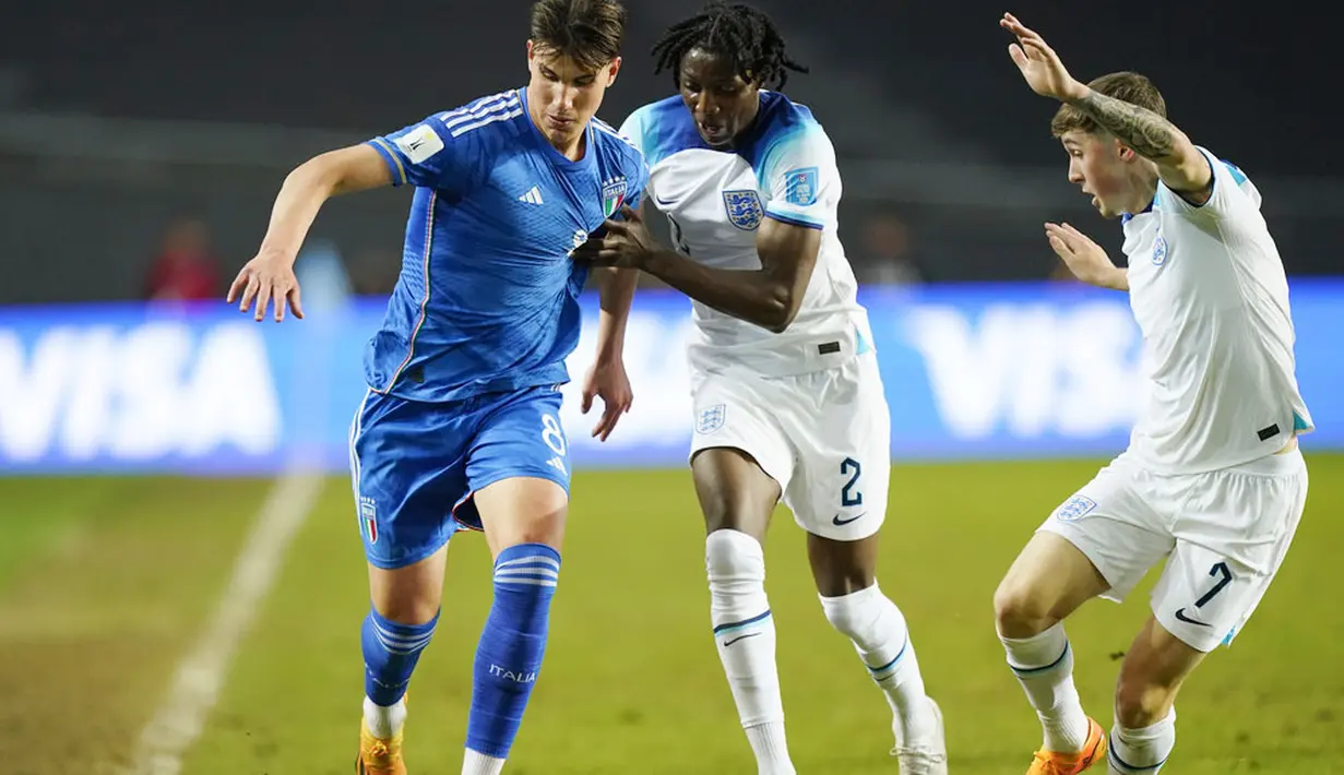 Pemain Timnas Italia U-20, Cesare Casadei, berusaha melewati pemain Timnas Inggris U-20, Brooke Norton-Cuffy, pada babak 16 besar Piala Dunia U-20 2023 di Stadion La Plata, Rabu (31/5/2023). Italia menang dengan skor 2-1 atas Inggris. (AP Photo/Ivan Fernandez)