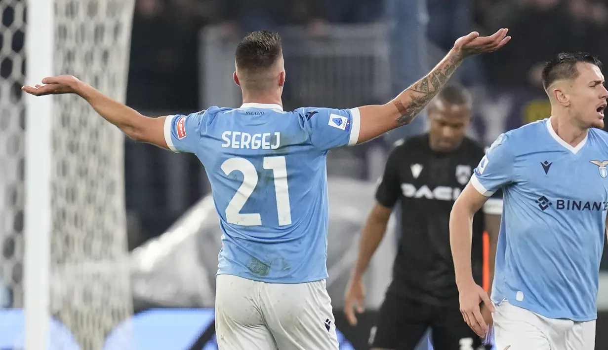 Pada awal babak kedua Lazio langsung tampil agresif dan sukses mencetak dua gol hanya dalam waktu 6 menit. Gol pertama dicetak pada menit ke-51 lewat Pedro dan yang kedua sekaligus menyamakan skor 3-3 dicetak Sergej Milinkovic-Savic pada menit ke-57. (AP/Gregorio Borgia)
