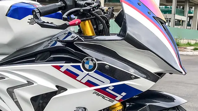 Yamaha YZF-R15 disulap menjadi BMW HP4 Race