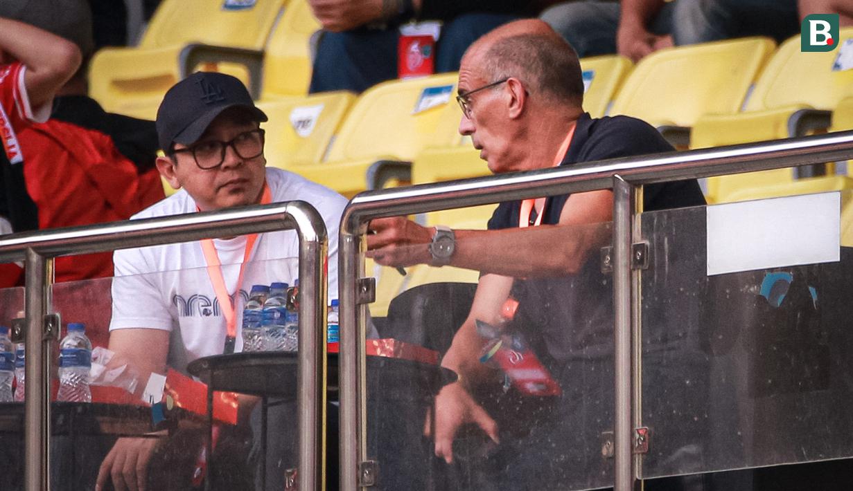 Kandidat pelatih Arema FC, Fernando Valente (kanan) berbincang dengan General Manager Arema FC, Muhammad Yusrinal Fitriandi menyaksikan laga pekan kesembilan BRI Liga 1 2023/2024 di Stadion Patriot Candrabhaga, Bekasi, Minggu (20/08/2023). (Bola.com/Bagaskara Lazuardi)