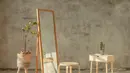 Bagi penyuka ruangan dengan nuansa earth tone, cermin berdiri dengan bingkai kayu ini bisa makin mempermanis ruangan./Copyright pexels.com/@whynugrohou