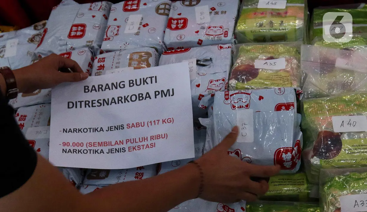 Personel Ditresnarkoba Polda Metro Jaya menata barang bukti pengungkapan kasus peredaran gelap narkotika jaringan internasional Malaysia di halaman Polda Metro Jaya, Jakarta, Rabu (6/11/2024). (Liputan6.com/Herman Zakharia)