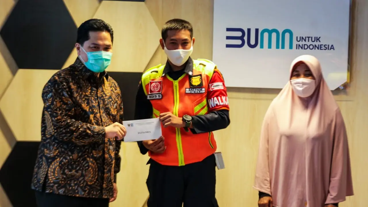 Erick Thohir menyerahkan apresiasi bagi petugas KRL yang temukan uang Rp 500 juta