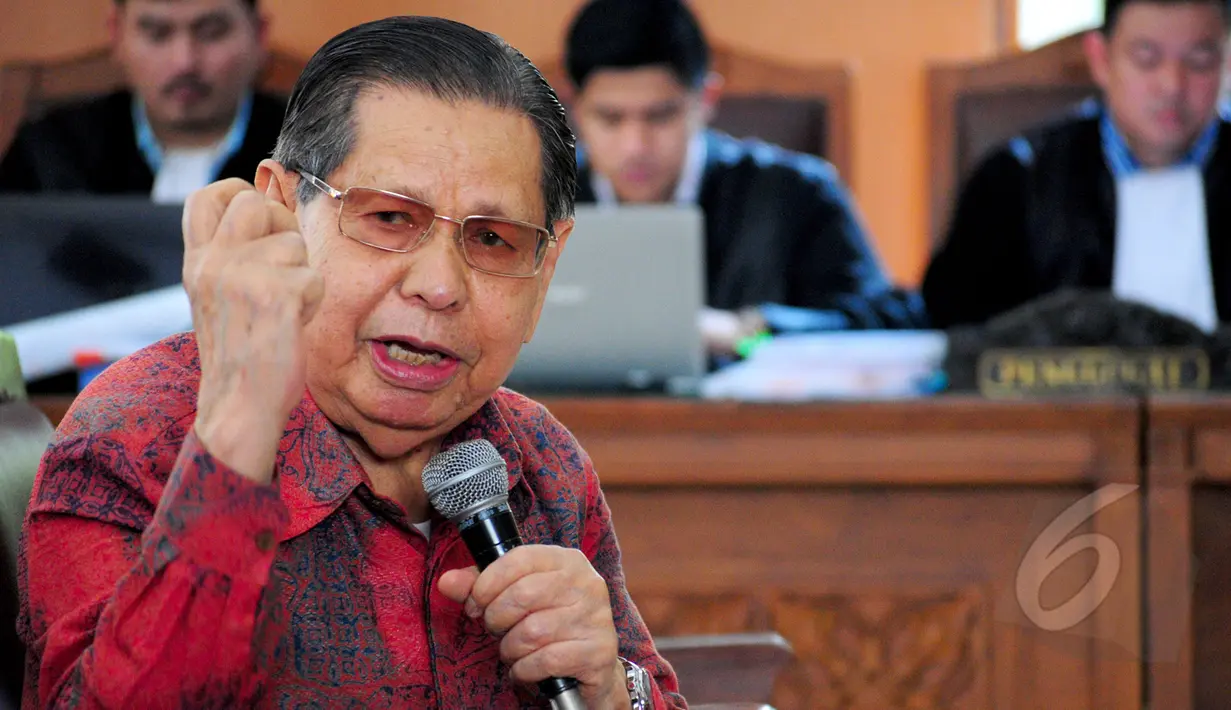 Sidang lanjutan praperadilan Suryadharma Ali (SDA) terhadap KPK kembali digelar di PN Jakarta Selatan, Senin (6/4/2015).  Tampak pakar hukum pidana Yahya Harahap saat menjadi saksi pada sidang lanjutan SDA terhadap KPK. (Liputan6.com/Yoppy Renato)