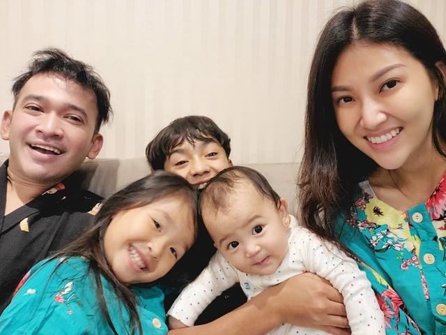 Potret Ruben Onsu Saat Membersihkan Rumah Barunya Halaman Belakangnya Luas Banget Showbiz Liputan6 Com