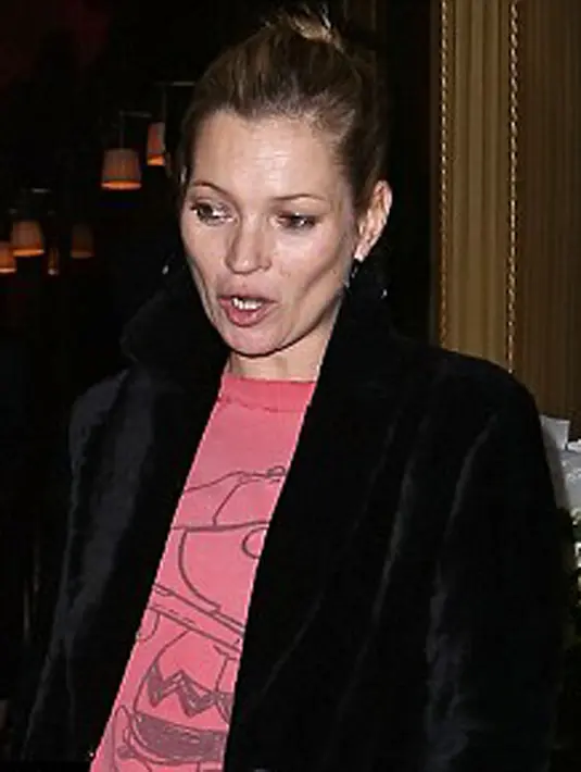 Tulang pipi simetris milik Kate Moss telah menghiasi ratusan sampul majalah terkemuka. Namun di usianya yang ke-41 bentuk kesempurnaan itu kian menyusut. (via dailymail.co.uk)