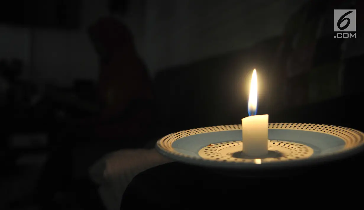 Penghuni beraktivitas dengan bantuan lilin di salah satu unit Apartemen Mediterania Palace, Jakarta, Rabu (31/7/2019). Lebih dari seminggu, sejumlah unit dan ruko di apartemen tersebut mengalami pemadaman listrik sehingga menyebabkan terganggunya aktivitas penghuni. (merdeka.com/Iqbal S. Nugroho)
