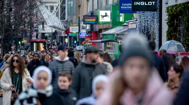 Para pembeli memadati troatoar di Oxford Street, pusat kota London pada Sabtu (22/12). Setiap hari Oxford Street yang merupakan salah satu pusat perbelanjaan selalu ramai, namun menjelang natal keramaiannya meningkat. (NIKLAS HALLE'N/AFP)