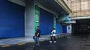 Warga melintasi sejumlah kios yang tutup pada hari ketiga Lebaran di Blok B Pasar Tanah Abang, Jakarta, Jumat (7/6/2019). Selepas Hari Raya Idul Fitri, Pasar Tanah Abang masih tutup dan direncanakan buka pada Kamis (13/6) mendatang. (Liputan6.com/Johan Tallo)