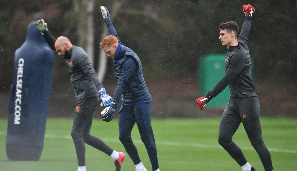 Kiper Chelsea Kepa Arrizabalaga (kanan), Jamie Cumming (tengah), Willy Caballero (kiri) saar sesi larihan di Cobham Training Ground, Stoke D'Abernon, Inggris, Senin (24/2/2020). Chelsea akan menjamu Bayern Munchen pada leg pertama babak 16 besar Liga Champions. (Glyn KIRK/AFP)